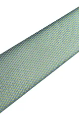 Set compuesto por una corbata y un pañuelo de bolsillo a juego, ambos en color bordó con un estampado geométrico sutil en tono oscuro.