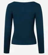 Blusa de punto de manga larga con cuello bote y textura acanalada vertical. Presenta un diseño ajustado al cuerpo, confeccionada en una mezcla de viscosa y poliamida.