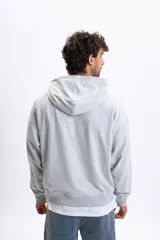 Canguro gris melange con capucha, bolsillo frontal tipo canguro y estampa pequeña con el texto 'Keep It Simple' en el pecho.