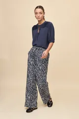 Pantalón ancho de talle alto con estampado abstracto en color azul marino y blanco, de corte fluido, con cintura elástica y cordón ajustable.