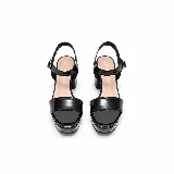 Sandalias de fiesta en cuero charol negro con plataforma delantera, taco ancho, tira frontal y pulsera al tobillo con hebilla metálica regulable.