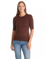 Buzo de tejido fino en color azul marino, con cuello redondo y mangas cortas con puños acanalados.