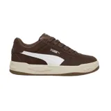 Championes Puma de gamuza color marrón, con la clásica franja lateral en color blanco y suela de goma en tono tostado.