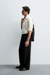 Camisa de corte regular fit confeccionada en una mezcla de algodón y lana. Presenta cuello solapa, manga larga con puños abotonados y cierre frontal con botonadura.