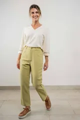 Pantalón de corte recto y tiro alto, color camel, con cierre frontal de botón y cremallera, y bolsillos laterales y traseros.