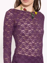 Body negro de encaje elastizado con mangas largas, escote delantero cerrado y espalda cavada.