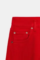 Pantalón jeans de tiro medio, corte baggy y diseño relaxed leg de color rojo con bajo acabado en vuelta. Cuenta con cinco bolsillos, trabillas para cinturón y cierre frontal con cremallera y botón.