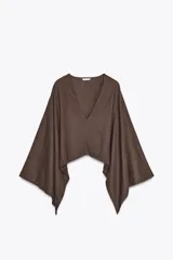 Kimono marrón confeccionado en hilatura con lino, de corte asimétrico, con escote pico y manga ancha tipo capa.