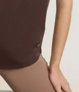 Remera deportiva celeste de microfibra texturizada, con mangas cortas y recortes en los laterales.