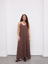 Vestido largo blanco de corte holgado, con escote en V y tirantes finos.