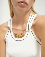 Collar dorado con cadena de eslabones rectangulares y dije de mosquetón entrelazado.