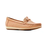 Mocasín casual color dorado metalizado, con capellada perforada, detalle de estribo metálico en el empeine, costuras visibles y suela plana bicolor.