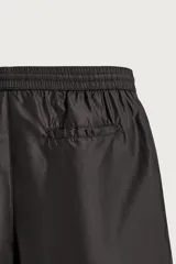 Short de baño negro de tejido técnico, con cintura elástica ajustable con cordón, bolsillos laterales y forro interior, perteneciente a la colección especial Aaron Levine x Zara.