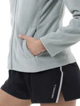 Campera polar de micropolar color gris, de corte recto con cierre frontal completo, cuello alto y bolsillos laterales. Cuenta con el logo de la marca bordado en el pecho.
