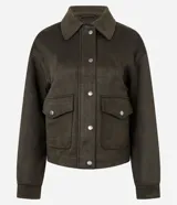 Campera bomber de gamuza sintética color verde militar, con cuello camisero texturizado, cierre frontal con botones metálicos y dos bolsillos delanteros con solapa.