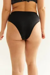 Bombacha de bikini negra de tiro alto con frunce en la parte delantera.