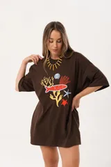 Remerón oversize de algodón color chocolate con estampado de motivos marinos en tonos rojo, amarillo, azul y blanco.