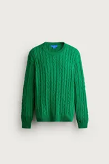 Sweater de punto verde con diseño de trenzas, cuello redondo y manga larga, de corte regular fit y acabados en rib.
