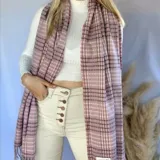 Pashmina rectangular con diseño a cuadros en tonos rosa y gris, con flecos en los bordes.