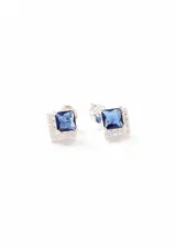 Par de caravanas de plata 925 con forma de rombo, con zirconia azul central y borde de pequeñas circonias blancas.