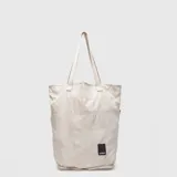 Tote bag de diseño minimalista y liviano, confeccionada en material sintético con acabado mate y costuras horizontales acolchadas. Cuenta con doble asa superior para llevar al hombro y etiqueta de la marca en la parte inferior.