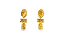 Pendientes colgantes de metal dorado con diseño escultórico y textura irregular, compuestos por una pieza superior redondeada, una estructura central geométrica y un elemento alargado colgante con acabado martillado.