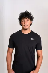 Remera de algodón negra con cuello redondo y mangas cortas. Presenta el logo de la marca estampado en blanco en el lado izquierdo del pecho.