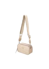 Bandolera Terrano color beige con diseño de textura croco, doble compartimento con cierre y correa larga regulable de tela estampada con el logo de la marca.