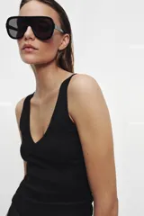 Musculosa de punto rib color marrón con mezcla de algodón, escote en V y tirantes anchos.