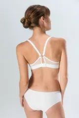 Soutien deportivo de algodón color beige, con diseño sin aro, breteles regulables y banda elástica inferior con logo de la marca.