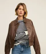 Sweater de punto de manga larga, con rayas horizontales en azul marino y blanco. Presenta cuello redondo ligeramente elevado y puños y ruedo en color blanco liso.