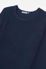 Sweater azul de punto con cuello redondo y mangas raglán.