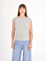 Remera sin mangas de corte holgado, con cuello redondo y diseño de rayas horizontales finas en color negro sobre fondo blanco.