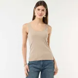 Musculosa de canalé color beige, con escote redondo y diseño ajustado.