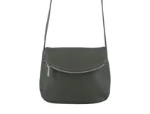 Bandolera de cuero color verde oscuro, con solapa con cierre y correa regulable.