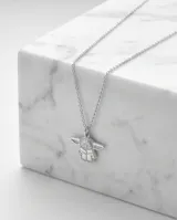 Collar de plata 925 con dije de Baby Yoda de la colección oficial de Disney Star Wars. El dije presenta un diseño detallado con acabado brillante y texturizado, suspendido de una cadena fina de plata.