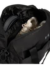 Bolso deportivo tipo duffle color negro, con compartimento principal con cierre, bolsillos delanteros abiertos y correa ajustable para el hombro. Presenta el logo de la marca en el frente.