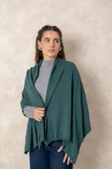 Pashmina de tejido de punto en color verde oscuro, con diseño envolvente y caída fluida.