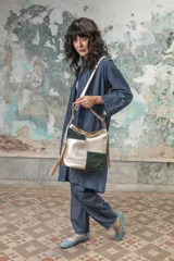 Cartera de cuero con diseño patchwork en bloques de color verde esmeralda, vintage champagne y arena. Tiene cuerpo flexible, manijas intercambiables y flecos decorativos.