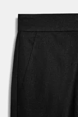 Pantalón culotte negro de tiro alto confeccionado en mezcla con lino. Cuenta con bolsillos delanteros y cierre frontal con botón.