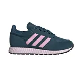 Championes Adidas modelo Forest Grove, de color azul petróleo con las icónicas tres tiras laterales en color rosado. Presentan una entresuela con diseño de red característico y suela de goma negra.