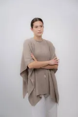 Ruana color visón hecha de 100% baby alpaca, suave y ligera.