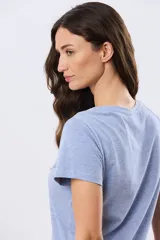 Remera básica de algodón color negro, con cuello redondo y mangas cortas de corte clásico.