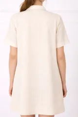 Camisa maternal de viscosa suave y liviana, con estampado de rayas verticales amarillas y blancas. Presenta cuello camisero, mangas cortas y bolsillos prácticos.