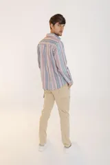 Pantalon cargo color marrón, de corte ajustado, con bolsillos laterales con solapa y cierre frontal.