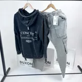 Canguro negro oversize con efecto lavado y estampado en la espalda con la palabra "Concept" y otros textos en blanco.