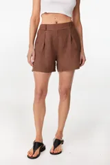 Short de tiro alto marrón de lino italiano, con tablas en la cintura, ajuste relajado y cintura elastizada en la espalda.