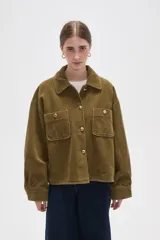 Sobrecamisa de pana color verde oliva oscuro, con cuello clásico, cierre frontal con botones metálicos y dos bolsillos delanteros con solapa y botón.