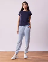 Pantalón de jogging celeste con pretina ancha elastizada acanalada, bolsillos delanteros y puños elastizados en los tobillos.