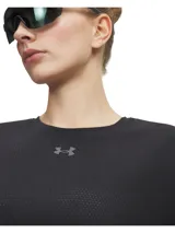 Remera deportiva Under Armour de manga corta, confeccionada en tejido ligero y transpirable con textura jacquard. Presenta un corte holgado, cuello redondo y bajo con abertura lateral.